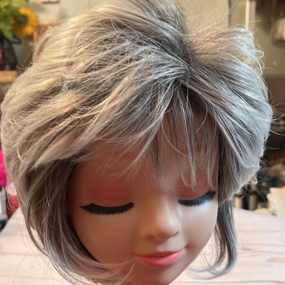 Women Synthetic Hair Short Layered Curly with Bangs Silver Grey Wig None Lace - Picture 7 of 11